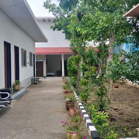 Отель Maa Gayatri Dham Вриндавана Экстерьер фото